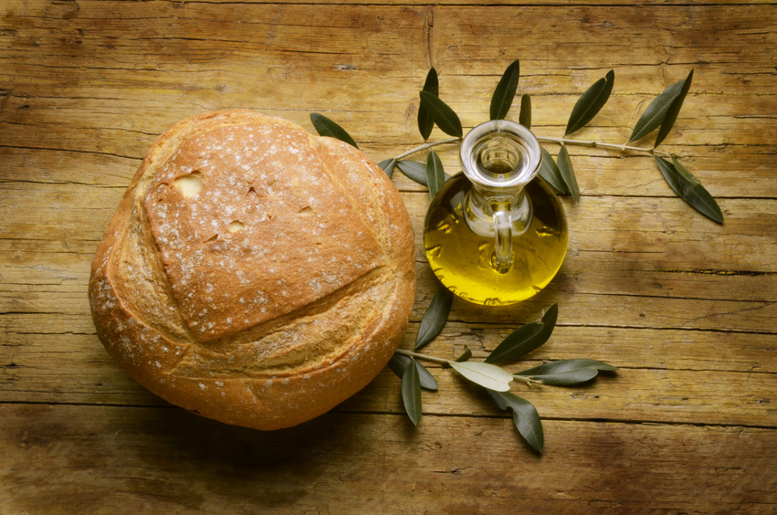 Bread olive oil. Хлеб с оливковым маслом. Хлеб с подсолнечным маслом. Хлеб с растительным маслом. Хлеб вино и оливковое масло.
